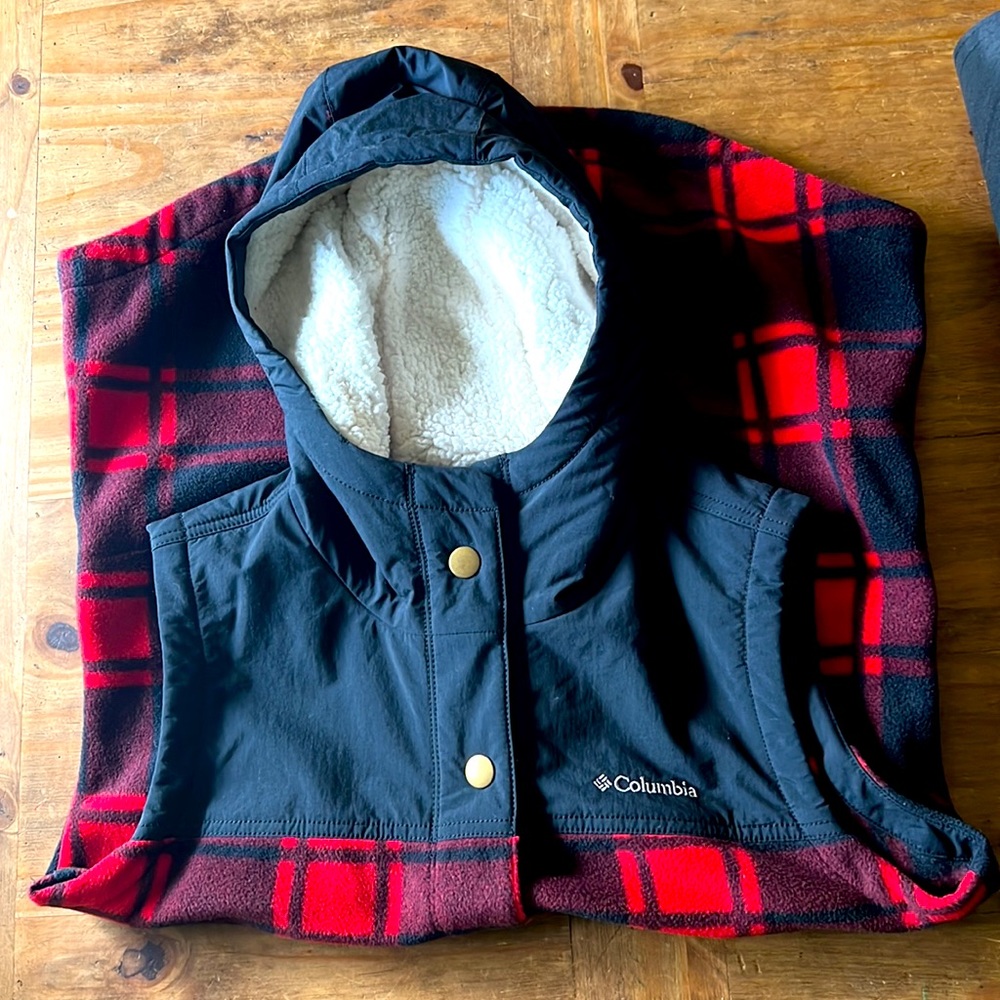 Columbia Buffalo checked vest with fleece hood. Never worn.